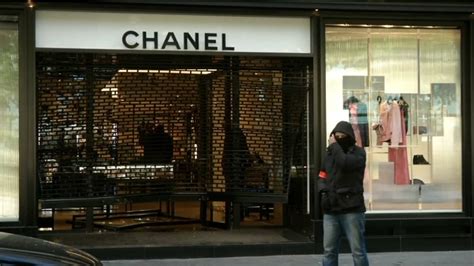 chanel braquage video|INFO BFMTV. Paris: une boutique Chanel attaquée à la voiture .